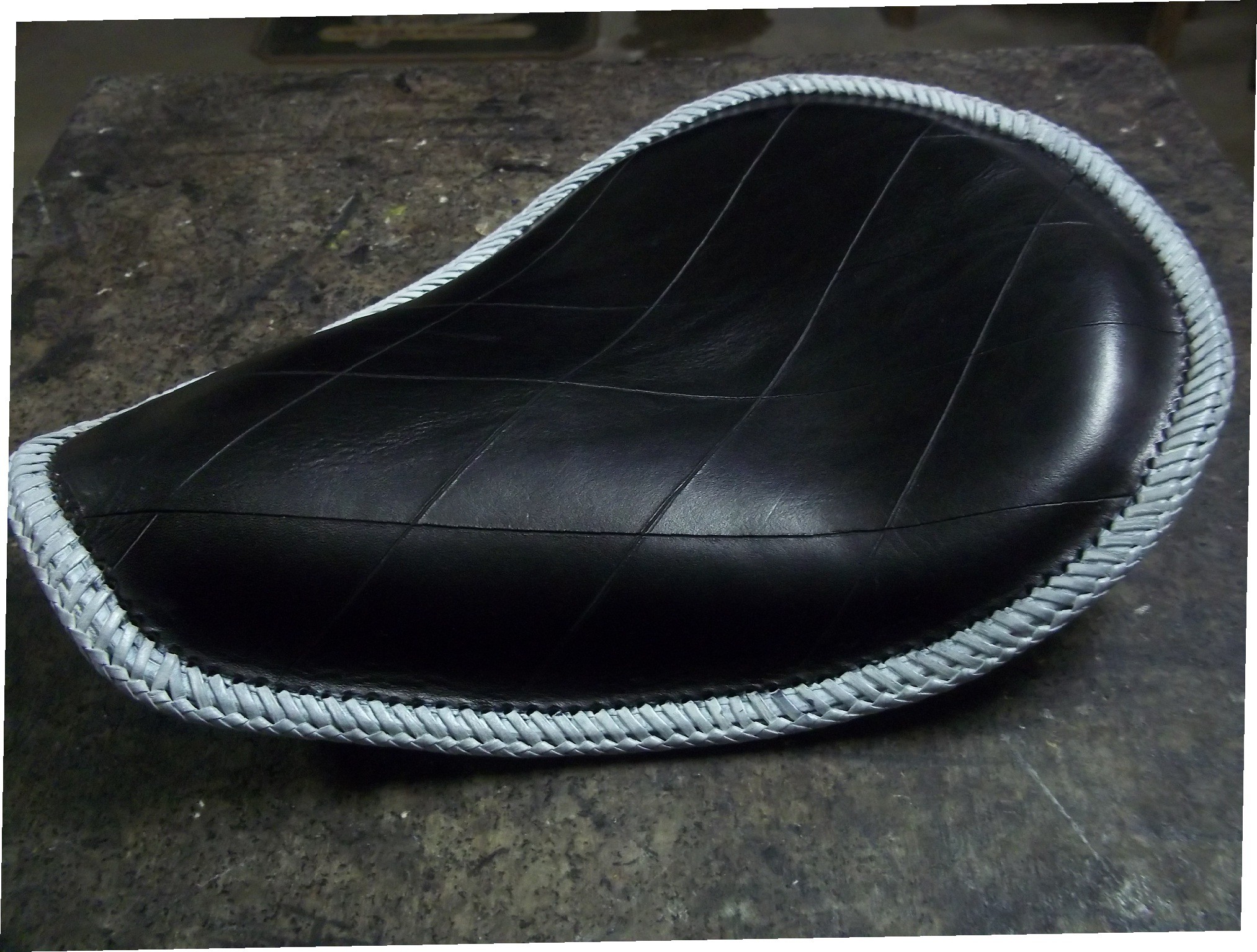 selle solo  harley -cuir-tressage