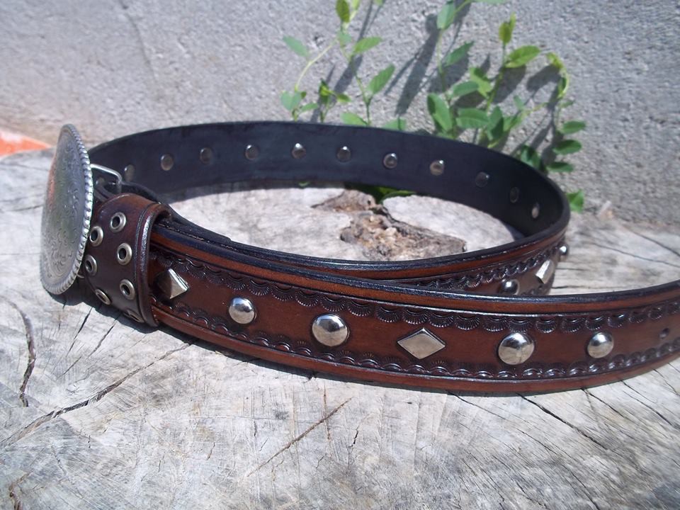 ceinture cuir et clous
