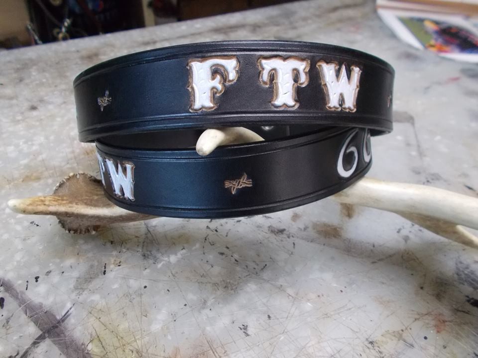 ceinture    cuir avec lettrage