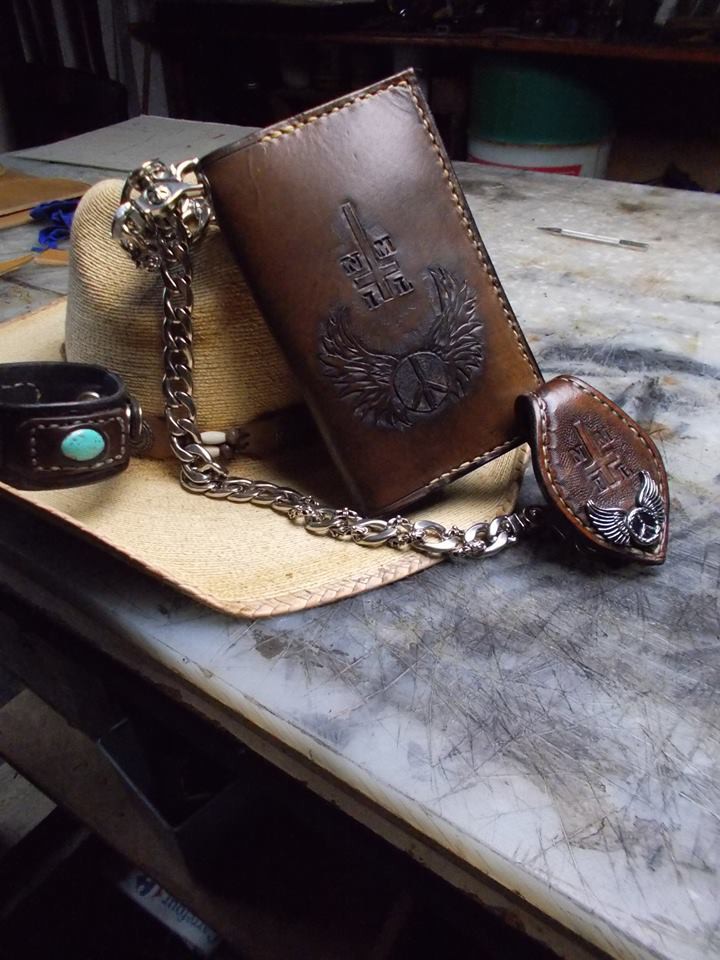 ensemble porte feuille avec chaine et son attache cuir