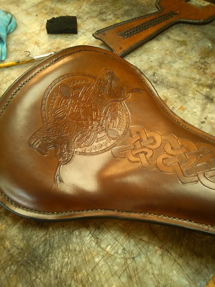 selle solo tout model - cuir repoussé