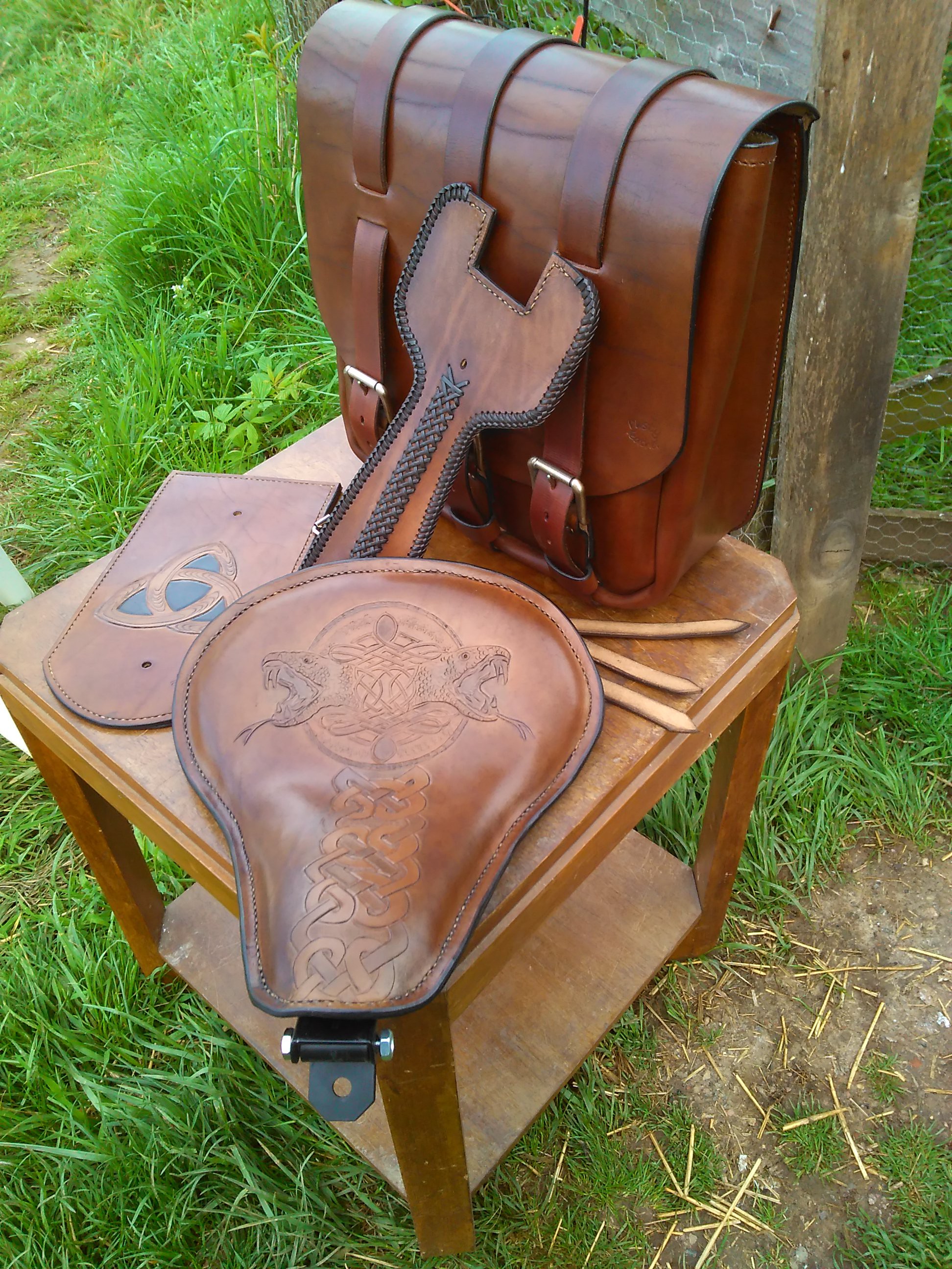 ensemble crossbone cuir personnalisé